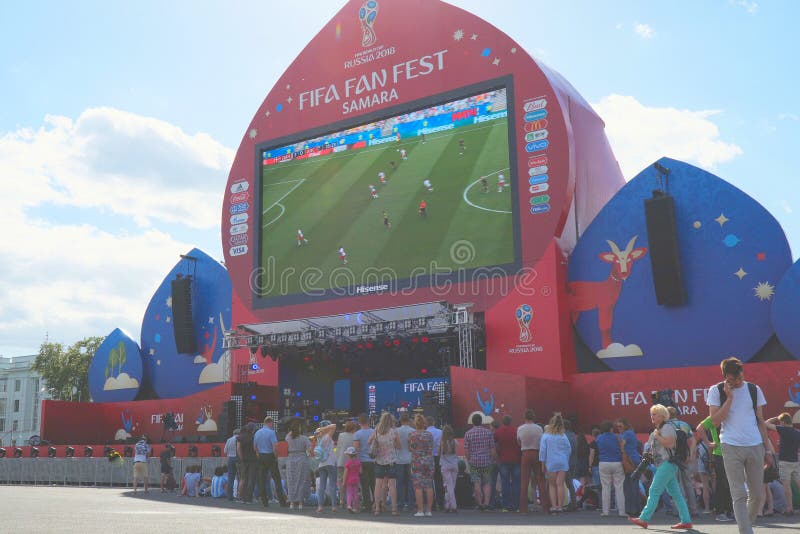 Transmissão em direto do relógio dos fan de futebol do fósforo em uma zona do fã do campeonato do mundo 2018 de FIFA no Samara fotografia de stock