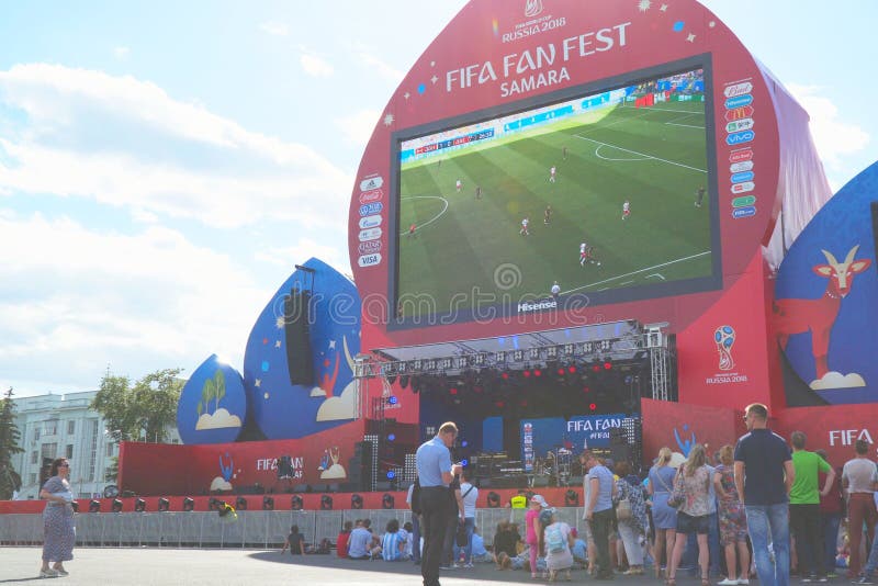 Transmissão em direto do relógio dos fan de futebol do fósforo em uma zona do fã do campeonato do mundo 2018 de FIFA no Samara fotografia de stock