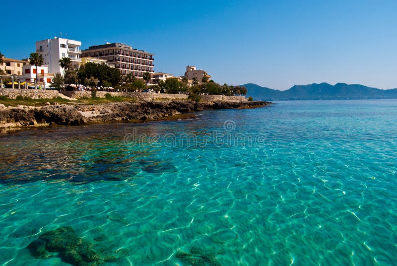 Transparant water en het strand van het overzees Majorca