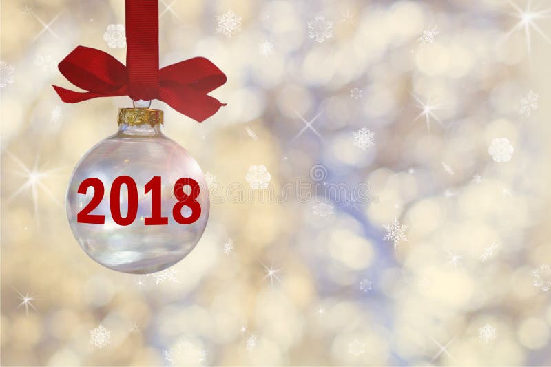 Transparante lege Kerstmisbal De Kerstmissnuisterij, hangt op een rood lint op achtergrond van defocused zilveren lichten royalty-vrije stock afbeelding Transparante lege Kerstmisbal De Kerstmissnuisterij, hangt op een rood lint op achtergrond van defocused zilveren lichten royalty-vrije stock afbeelding