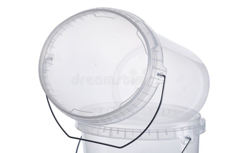 Transparante ovale plastic emmer met transparant deksel, plastic containers op witte achtergrond, voedsel plastic die doos op wit stock afbeeldingen Transparante ovale plastic emmer met transparant deksel, plastic containers op witte achtergrond, voedsel plastic die doos op wit stock afbeeldingen
