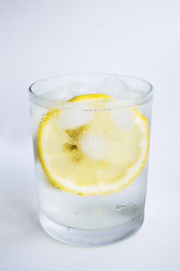 https://thumbs.dreamstime.com/b/transparent-glass-water-piece-lemon-white-background-148203237.jpg