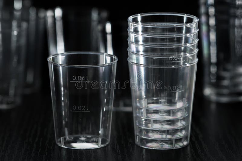 Jednorazové priehľadný plastový téglik 40 ml s štúdia prijímať malé porcie nápojov, vody a iných kvapalín.