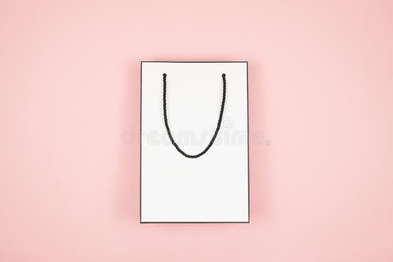 Transparente, Flyer- oder Plakatspott für Mutter-Tagesverkauf, weiße Einkaufstasche auf rosa Hintergrund Eine Papiertüte für den stockfotografie