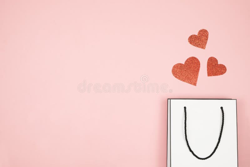 Transparente, Flyer- oder Plakatspott für Mutter-Tagesverkauf, weiße Einkaufstasche auf rosa Hintergrund Eine Papiertüte für den lizenzfreies stockbild