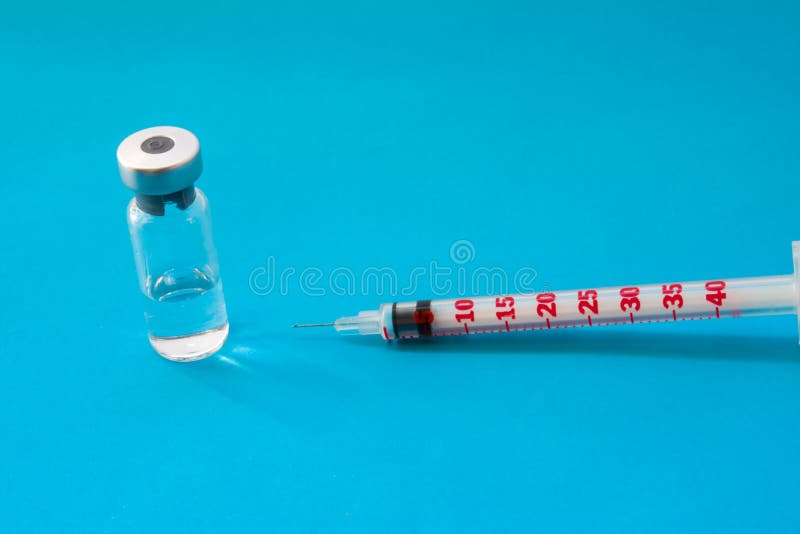Transparenter Phiolenbehälter mit flüssiger Medizin nahe kleiner Insulinspritze mit der Kapazität 1 cm und kleine Nadel auf blaue stockfotografie Transparenter Phiolenbehälter mit flüssiger Medizin nahe kleiner Insulinspritze mit der Kapazität 1 cm und kleine Nadel auf blaue stockfotografie