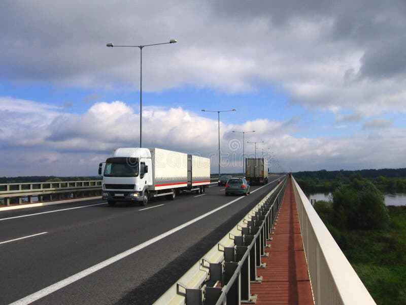 Camiones sobre el puente.