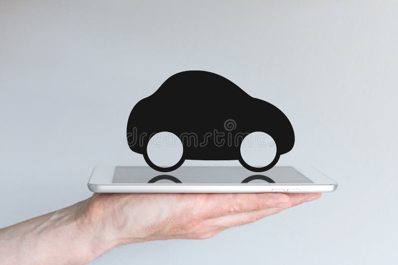 Transport et mobilité de Digital avec l'icône de voiture sur le comprimé photographie stock Transport et mobilité de Digital avec l'icône de voiture sur le comprimé photographie stock