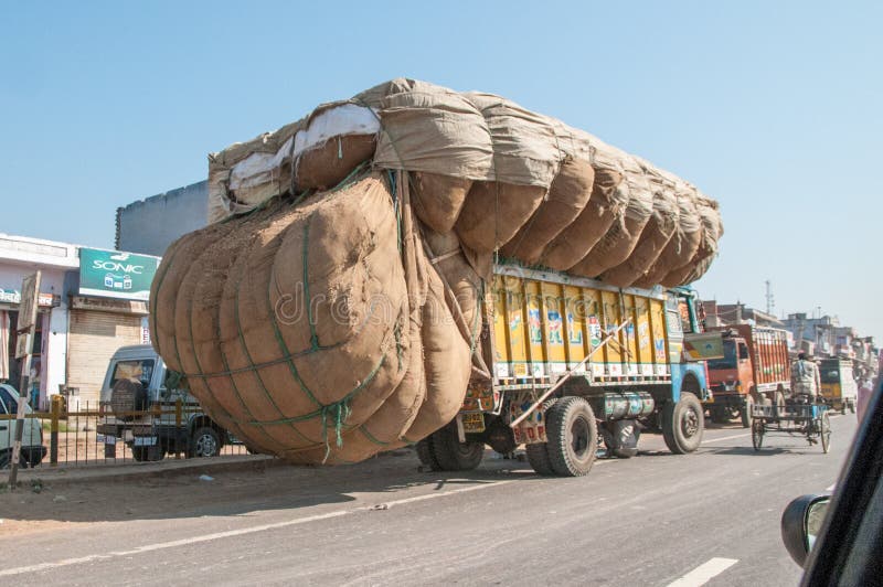 Overloaded truck india hi-res stock photography and images - Alamy