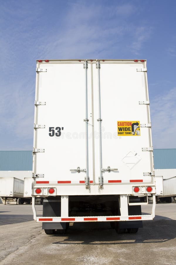 TransportLKW von hinten stockbild. Bild von fracht, fahrzeug 11472959