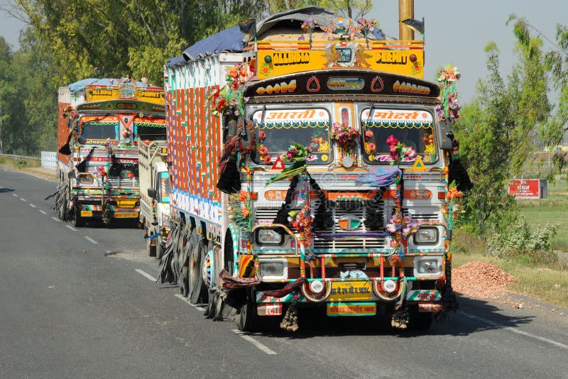 Camion indien sur l'autoroute photo stock