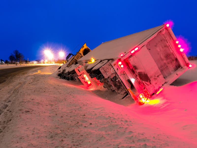 Una sfortunata trasporto camion in un fosso nel periodo invernale.