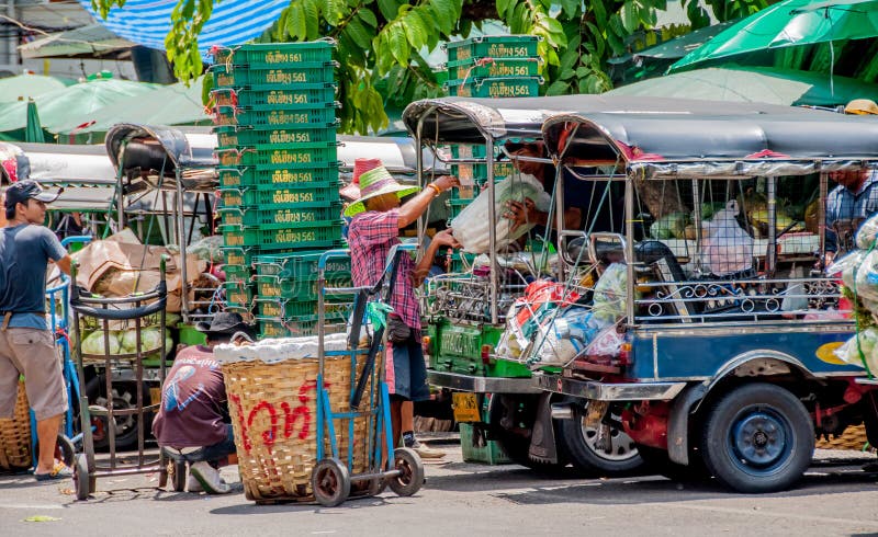 Transporta el vegetableat en el mercado de Pak Khlong Talat imagen de archivo libre de regalías Transporta el vegetableat en el mercado de Pak Khlong Talat imagen de archivo libre de regalías