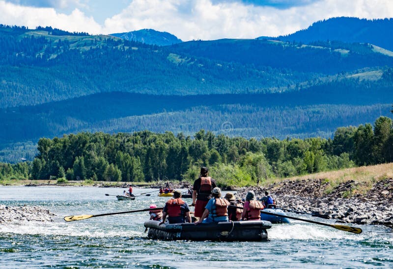 Transportar el río Snake en balsa en Jackson Hole, Wyoming foto de archivo Transportar el río Snake en balsa en Jackson Hole, Wyoming foto de archivo