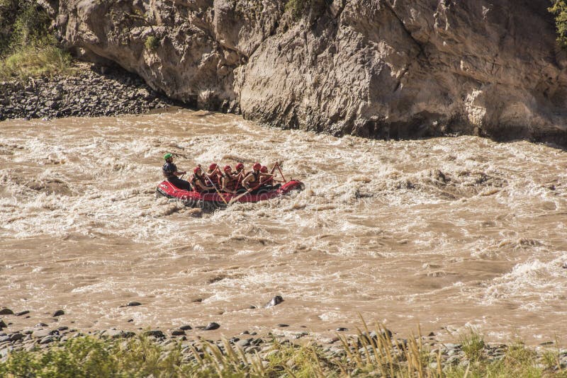 Transportar em uma torrente criada pelas águas de derretimento das neves andinas fotografia de stock Transportar em uma torrente criada pelas águas de derretimento das neves andinas fotografia de stock
