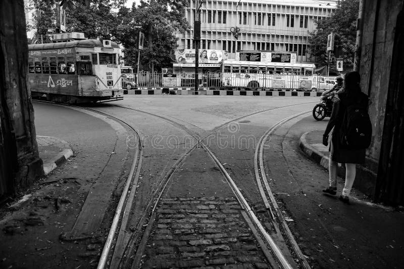 Transporte a aproximação em um depósito da junção da trilha do bonde na rua do kolkata, preto e branco, Kolkata, Índia, 2017 imagem de stock Transporte a aproximação em um depósito da junção da trilha do bonde na rua do kolkata, preto e branco, Kolkata, Índia, 2017 imagem de stock