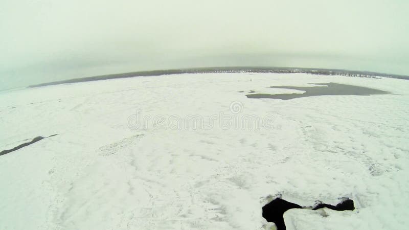 Transporte de ciudad costera e invierno por hielo almacen de metraje de vídeo