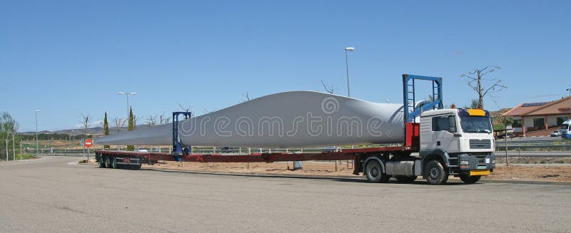 Transporte de uma pá de turbina eólica imagens de stock