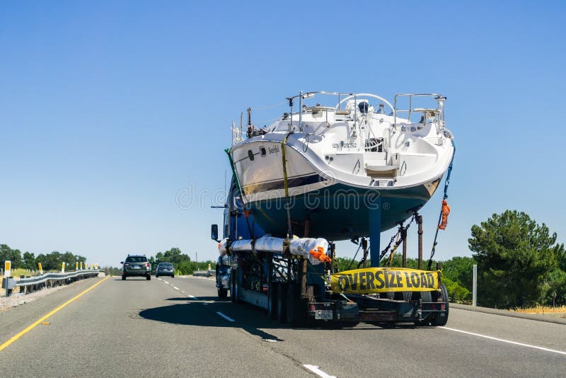 Transporte del barco en la autopista sin peaje foto de archivo