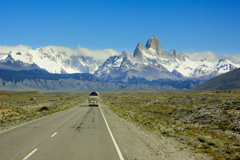 Transporte ir na estrada à montanha Fitz Roy no Patagonia foto de stock royalty free Transporte ir na estrada à montanha Fitz Roy no Patagonia foto de stock royalty free