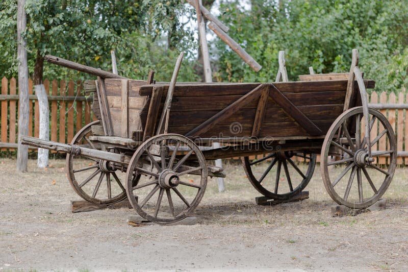 Transporte puxado por cavalos de madeira rústico do vintage na exploração agrícola polonesa fotografia de stock Transporte puxado por cavalos de madeira rústico do vintage na exploração agrícola polonesa fotografia de stock