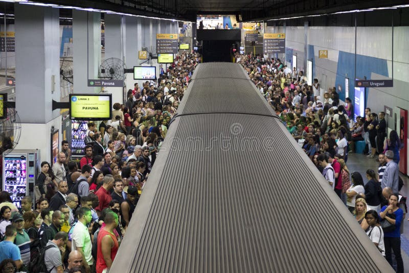 Transporte público aglomerado em Rio de janeiro imagens de stock royalty free Transporte público aglomerado em Rio de janeiro imagens de stock royalty free