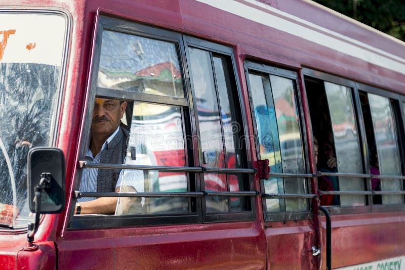 Transportez le passager a jeté un coup d'oeil en dehors de la fenêtre du véhicule mobile chez Himachal Pradesh image stock Transportez le passager a jeté un coup d'oeil en dehors de la fenêtre du véhicule mobile chez Himachal Pradesh image stock