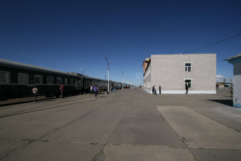 Transsiberische sneltrein bij de post in Mongolië stock foto's Transsiberische sneltrein bij de post in Mongolië stock foto's
