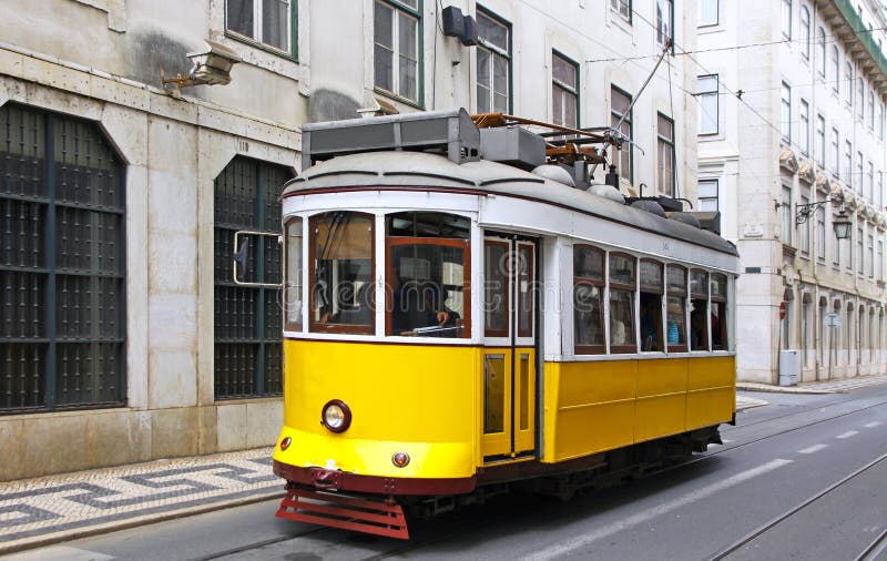 Tranvía amarilla típica en la calle de Lisboa foto de archivo libre de regalías Tranvía amarilla típica en la calle de Lisboa foto de archivo libre de regalías