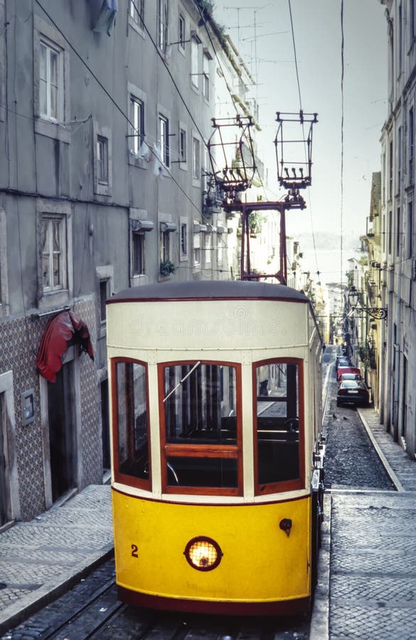 Tranvía del vintage en el centro de ciudad de Lisboa, Portugal en un día de verano foto de archivo Tranvía del vintage en el centro de ciudad de Lisboa, Portugal en un día de verano foto de archivo