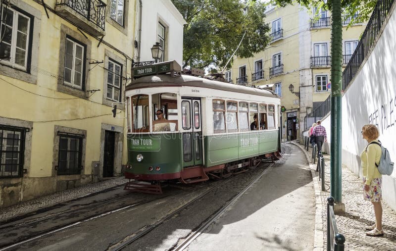 Tranvía en la calle estrecha de Lisboa fotografía de archivo libre de regalías Tranvía en la calle estrecha de Lisboa fotografía de archivo libre de regalías