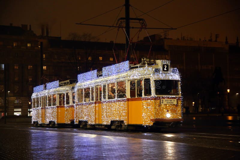 Tranvía festivo de la Navidad en la capital de la ciudad de Budapest de Hungría foto de archivo libre de regalías Tranvía festivo de la Navidad en la capital de la ciudad de Budapest de Hungría foto de archivo libre de regalías