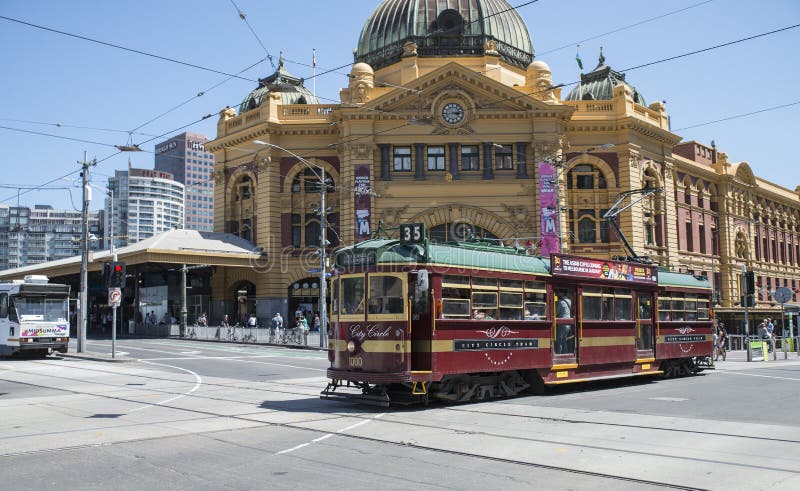 Tranvía histórica del círculo de la ciudad que pasa la estación de la calle del Flinders, Melbourne, Australia imagenes de archivo Tranvía histórica del círculo de la ciudad que pasa la estación de la calle del Flinders, Melbourne, Australia imagenes de archivo