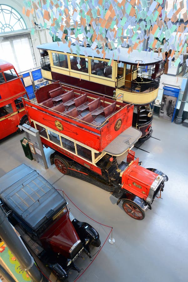 Tranvía y autobús británicos - museo del autobús de dos pisos del vintage del transporte de Londres fotografía de archivo libre de regalías Tranvía y autobús británicos - museo del autobús de dos pisos del vintage del transporte de Londres fotografía de archivo libre de regalías