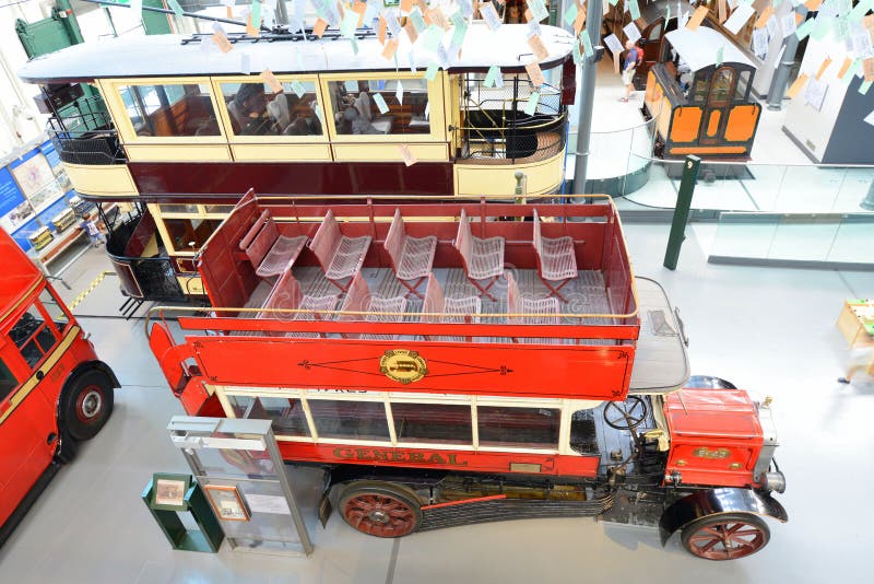 Tranvía y autobús británicos - museo del autobús de dos pisos del vintage del transporte de Londres imagen de archivo libre de regalías Tranvía y autobús británicos - museo del autobús de dos pisos del vintage del transporte de Londres imagen de archivo libre de regalías