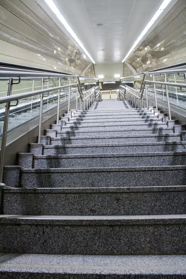 Trappa för gångtunnelstation i den Istanbul staden royaltyfri fotografi Trappa för gångtunnelstation i den Istanbul staden royaltyfri fotografi