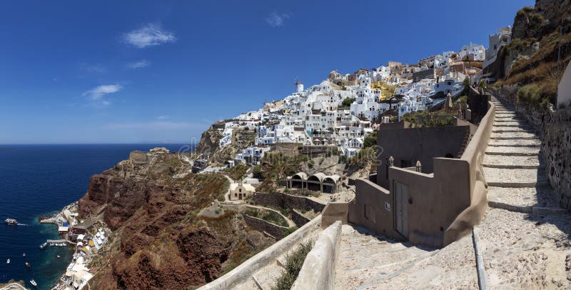 Trappan som används av turister och åsnor som förbinder den gamla porten till byn av Oia, Santorini ö, Grekland royaltyfri fotografi Trappan som används av turister och åsnor som förbinder den gamla porten till byn av Oia, Santorini ö, Grekland royaltyfri fotografi