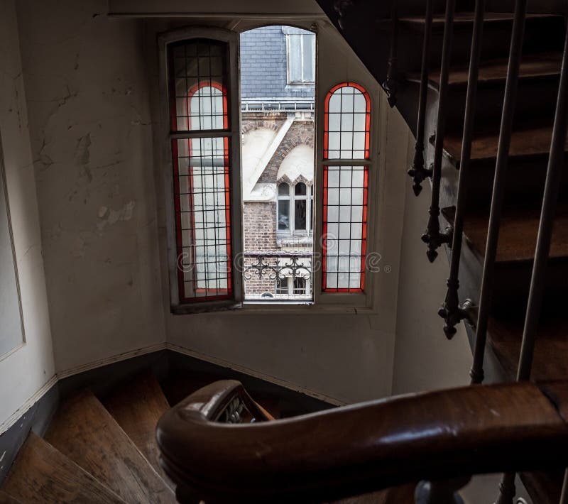 Trapphus i en gammal lägenhet i paris. vanliga tvättställ och antika fläckiga glasfönster. övergiven stat royaltyfri bild