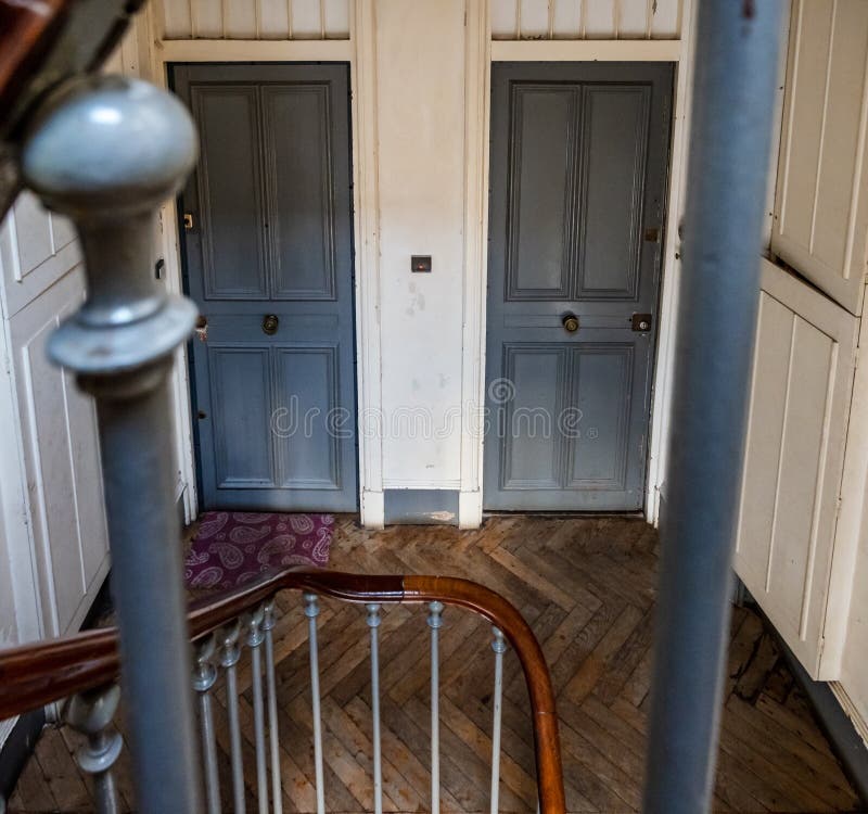 Trapphus i en gammal lägenhet i paris. vanliga tvättställ och antika fläckiga glasfönster. övergiven stat royaltyfri foto