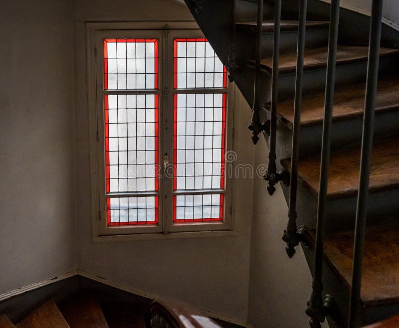 Trapphus i en gammal lägenhet i paris. vanliga tvättställ och antika fläckiga glasfönster. övergiven stat royaltyfri bild