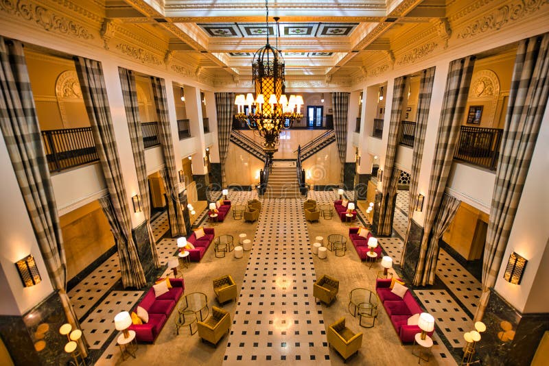 Trapphus och vacker lobby för den magnifika majohotellet tulsa oklahoma. återställt konsthändelseland arkivfoto