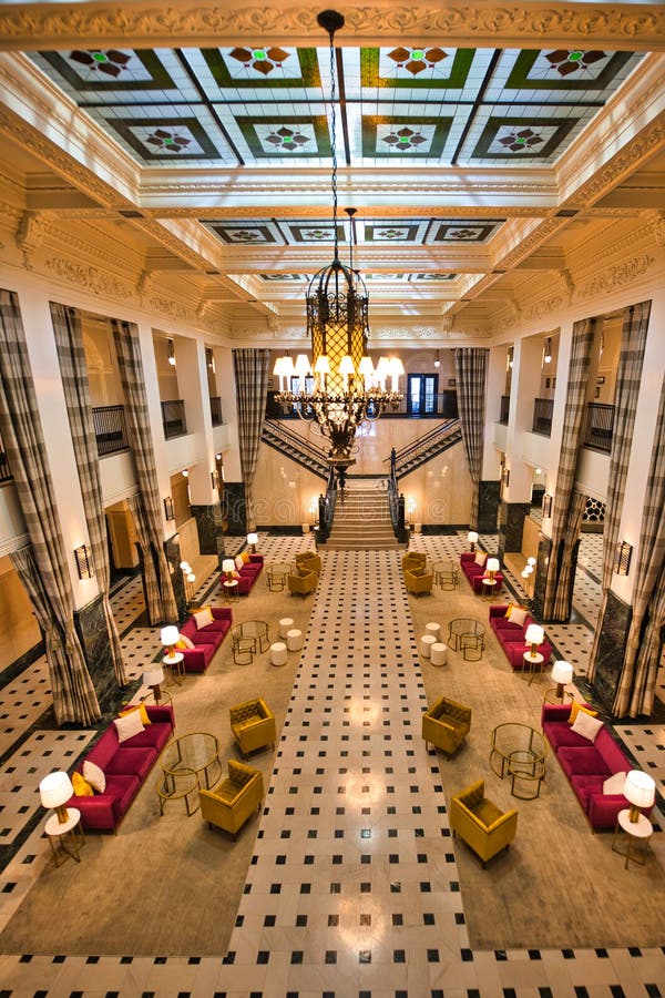 Trappor och tak för lobby för det magnifika hotell tulsa oklahoma. återställt konsthändelseland fotografering för bildbyråer