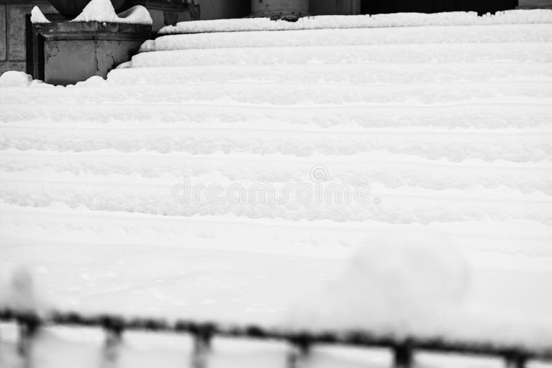 Trappor täckta med snö från årets första snöfall. vinterkoncept snöfall täckt med ett djupt snöskikt royaltyfri foto