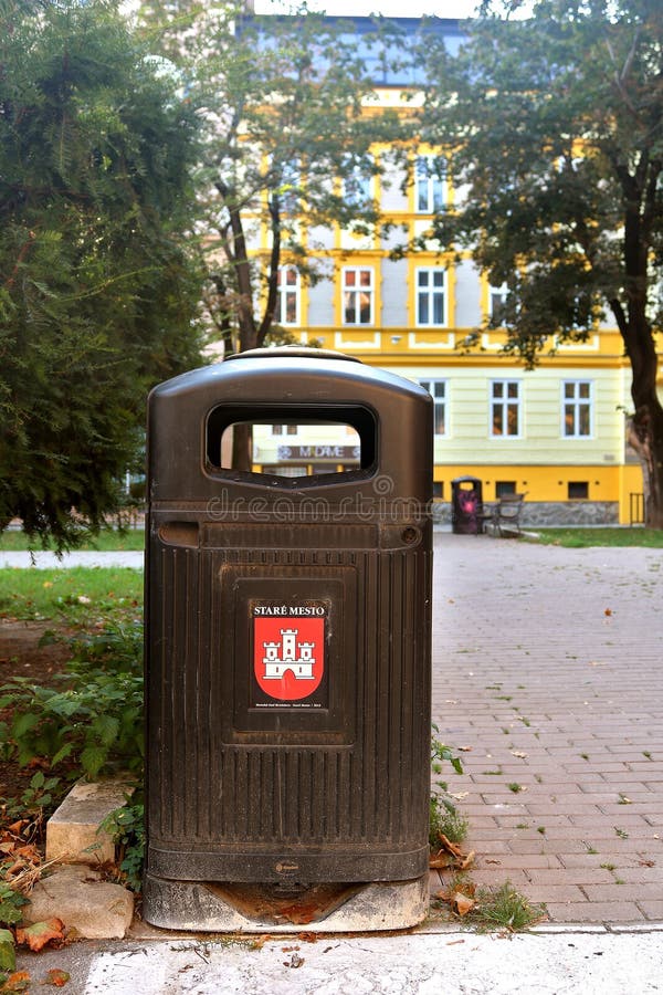 Odpadkový kôš so symbolmi mesta. Nápis Staré Mesto, Bratislava, Slovensko