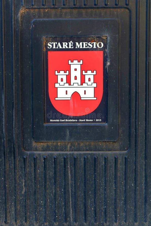 Odpadkový kôš so symbolmi mesta. Nápis Staré Mesto, Bratislava, Slovensko