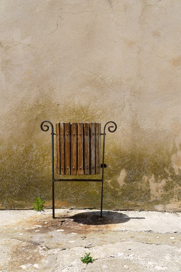 Trashcan και βλαστάνοντας εγκαταστάσεις σε ένα θλιβερό περιβάλλον - διάστημα αντιγράφων στοκ φωτογραφίες Trashcan και βλαστάνοντας εγκαταστάσεις σε ένα θλιβερό περιβάλλον - διάστημα αντιγράφων στοκ φωτογραφίες