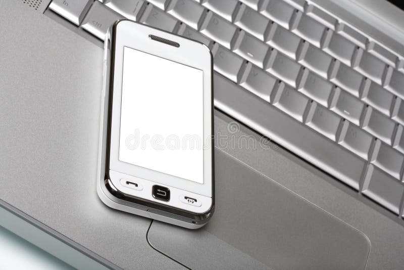 Trasmettitore con lo schermo bianco sul computer portatile d'argento. fotografia stock Trasmettitore con lo schermo bianco sul computer portatile d'argento. fotografia stock