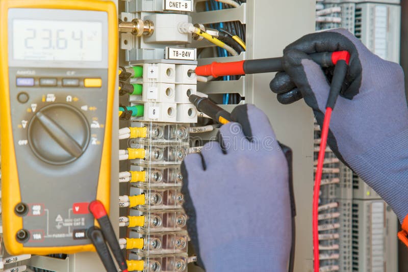 Trasmettitore dello strumento ed elettrico del sito di servizio di temperatura sulla piattaforma della testa di pozzo del gas e d immagine stock Trasmettitore dello strumento ed elettrico del sito di servizio di temperatura sulla piattaforma della testa di pozzo del gas e d immagine stock