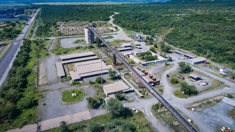 Trasportatore ed impianto di lavorazione veduti da sopra un giorno soleggiato fotografie stock Trasportatore ed impianto di lavorazione veduti da sopra un giorno soleggiato fotografie stock