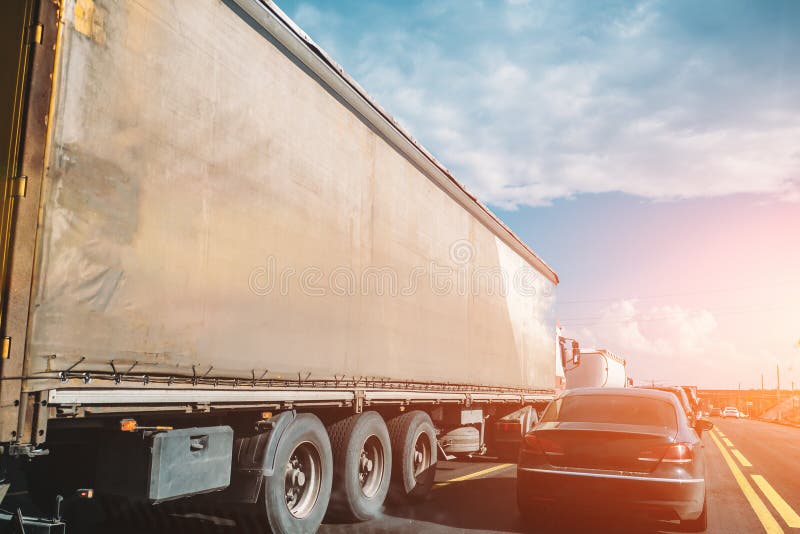 Trasporti il trasporto e le automobili su autocarro sulla strada o sulla strada principale al tramonto, concetto logistico di tra immagine stock libera da diritti Trasporti il trasporto e le automobili su autocarro sulla strada o sulla strada principale al tramonto, concetto logistico di tra immagine stock libera da diritti